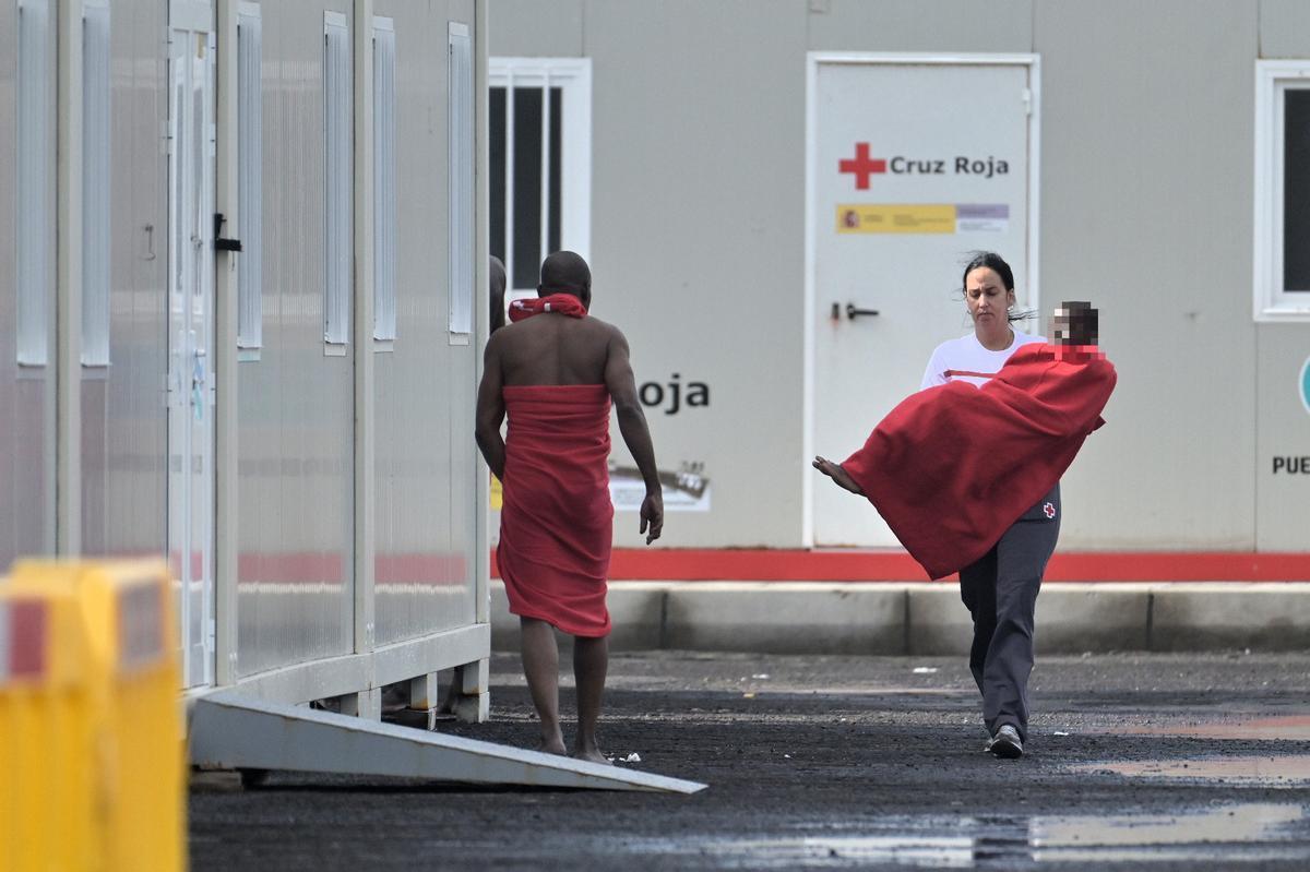 Un joven y un menor tras su llegada a El Hierro en cayuco
