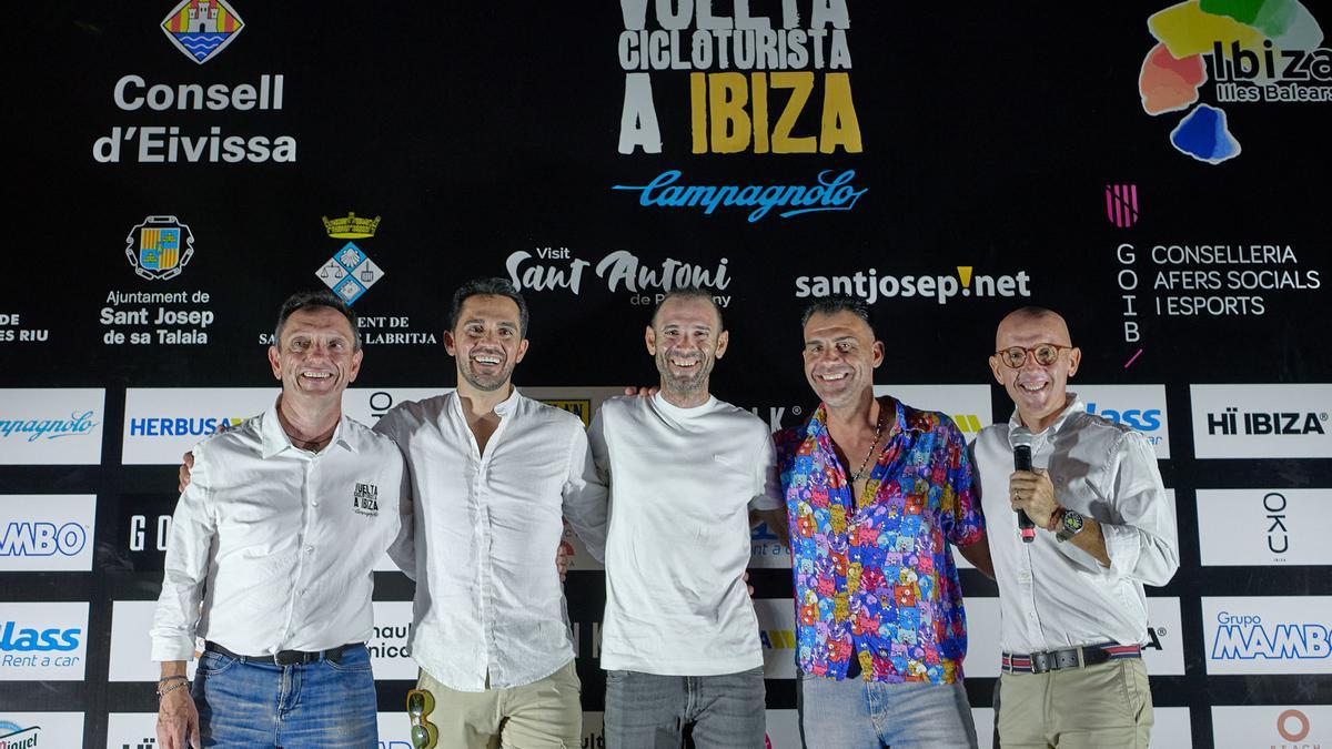 Juanjo Planells, Alberto Contador, Alejandro Valverde , Óscar Pereiro y Juan Mari Guajardo en la presentación de la Vuelta Cicloturista a Ibiza.