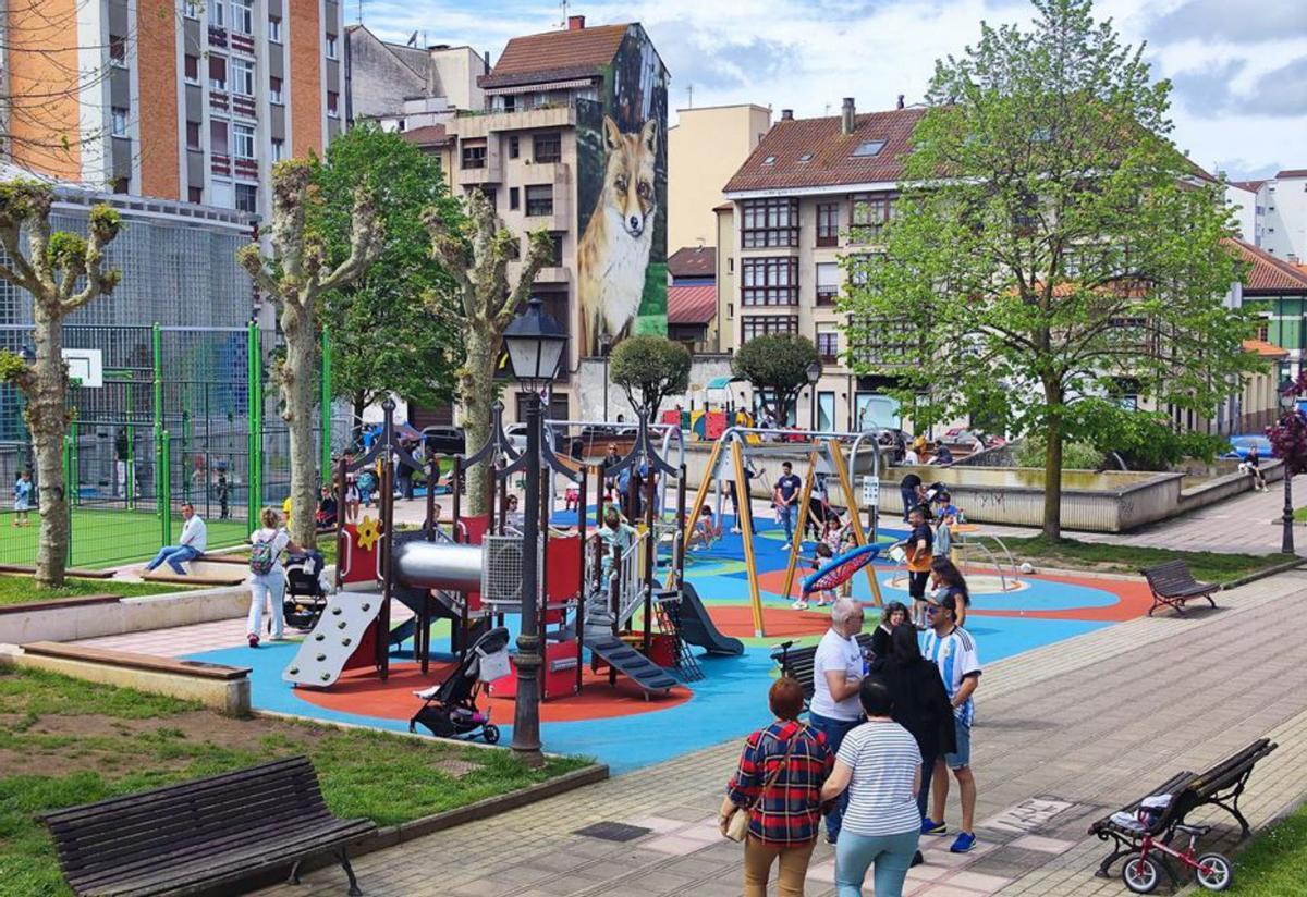 A la izquierda, arriba, la renovada zona de juegos del parque Alfonso X de LaPola; y debajo, vista de accesos por Lugones Norte, El Castro.  | P