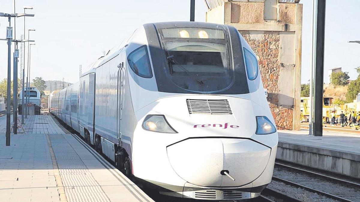 Tren Alvia circulando por Extremadura