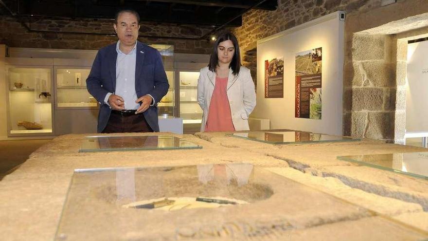 José Crespo y Raquel Lorenzo, ayer, en exposición del CXCA. // Bernabé/Javier Lalín