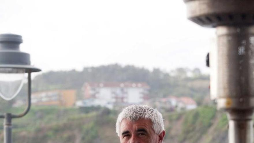 Javier Rodríguez Sirgo posa para LA NUEVA ESPAÑA en Luanco.