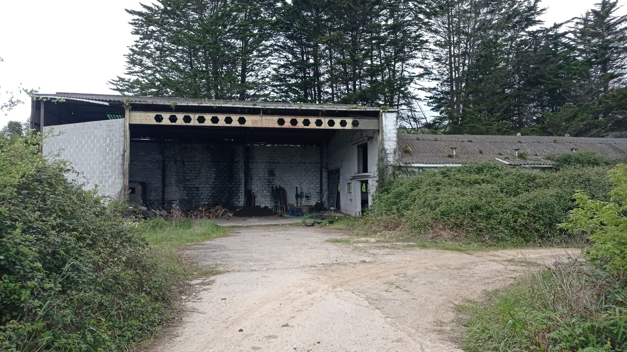 Edificios en ruinas en la marisma de Ribadesella