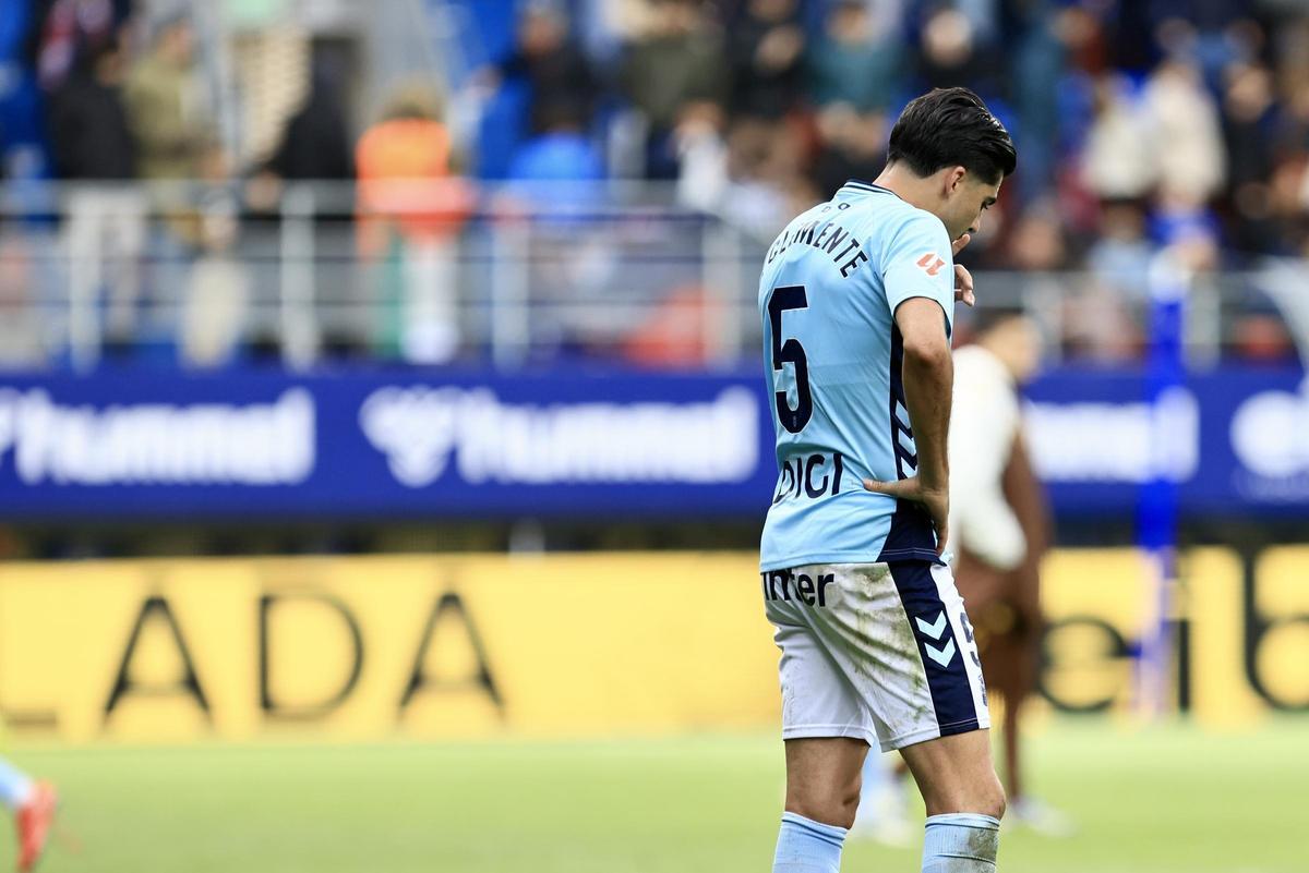 Clemente camina cabizbajo durante el partido entre el Eibar y la UD en Ipurua.