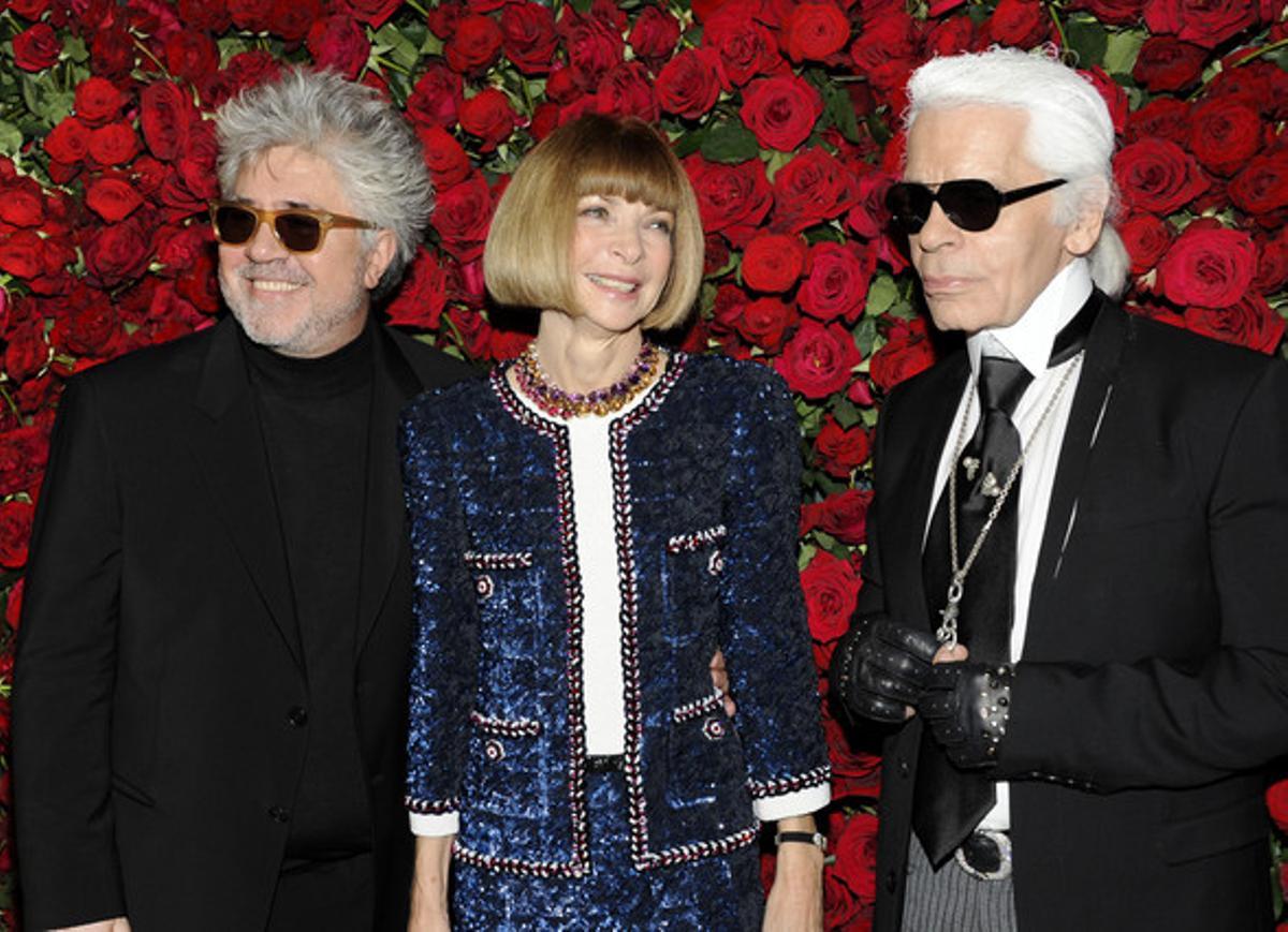 Pedro Almodóvar, con la directora de 'Vogue', Anna Wintour, y el modisto Karl Lagerfeld, en el MoMA.