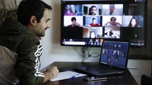 Raul Galarza, profesor de sexto de primaria habla por videoconferencia con sus alumnos de la Escola La Llacuna de Poblenou.