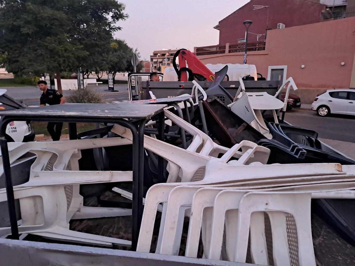 La Policía retira enseres que estaban ocupando la vía pública.