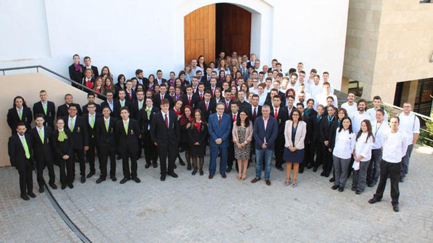 Los alumnos posan junto a sus profesores, el director, Antonio Carrillo, el consejero de Turismo Andaluz, Javier Carnero, y la alcaldesa, Mercedes Montero.