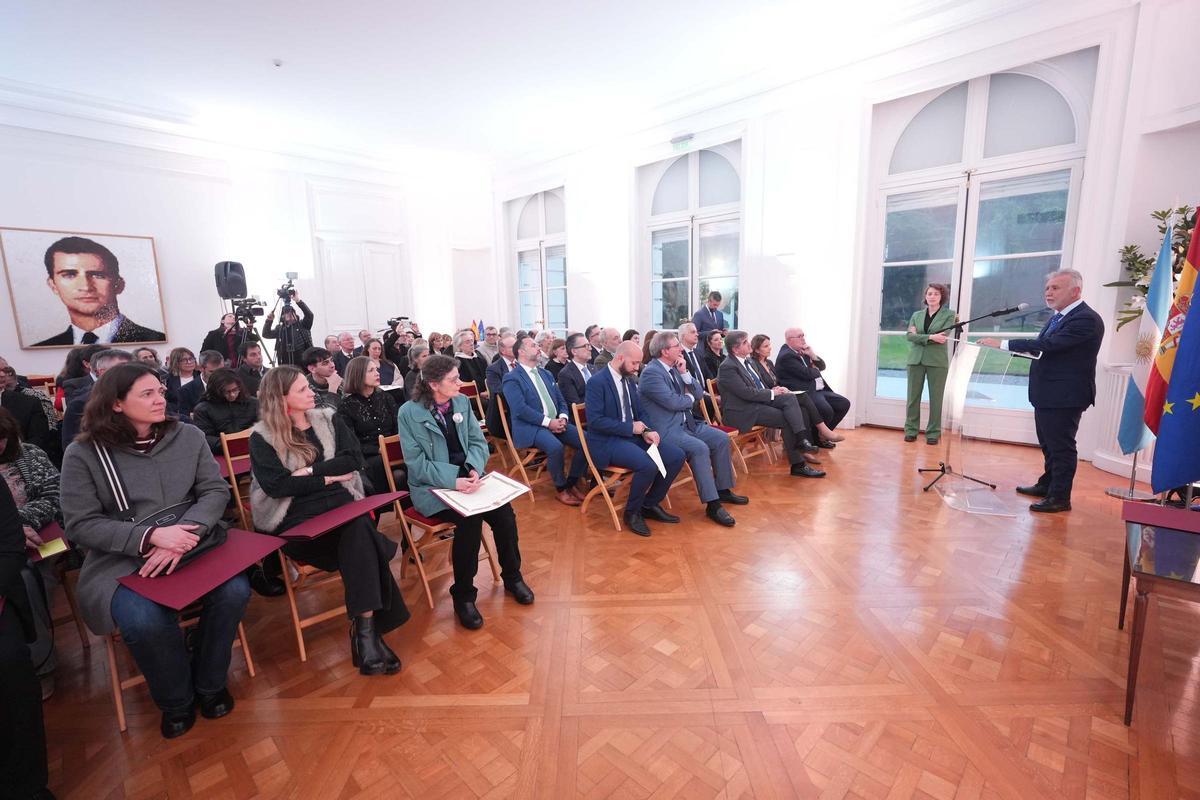 El ministro de Política Territorial y Memoria Democrática, Ángel Víctor Torres, durante el homenaje celebrado en la Embajada de España en Argentina a los 307 españoles desaparecidos durante la dictadura argentina.