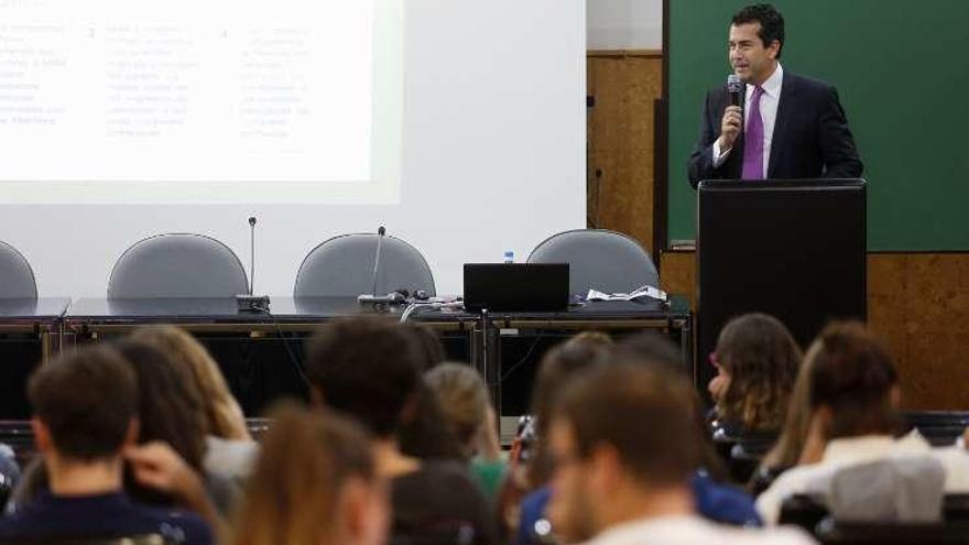 Fernando Serrano durante su charla en la Facultad de Economía.