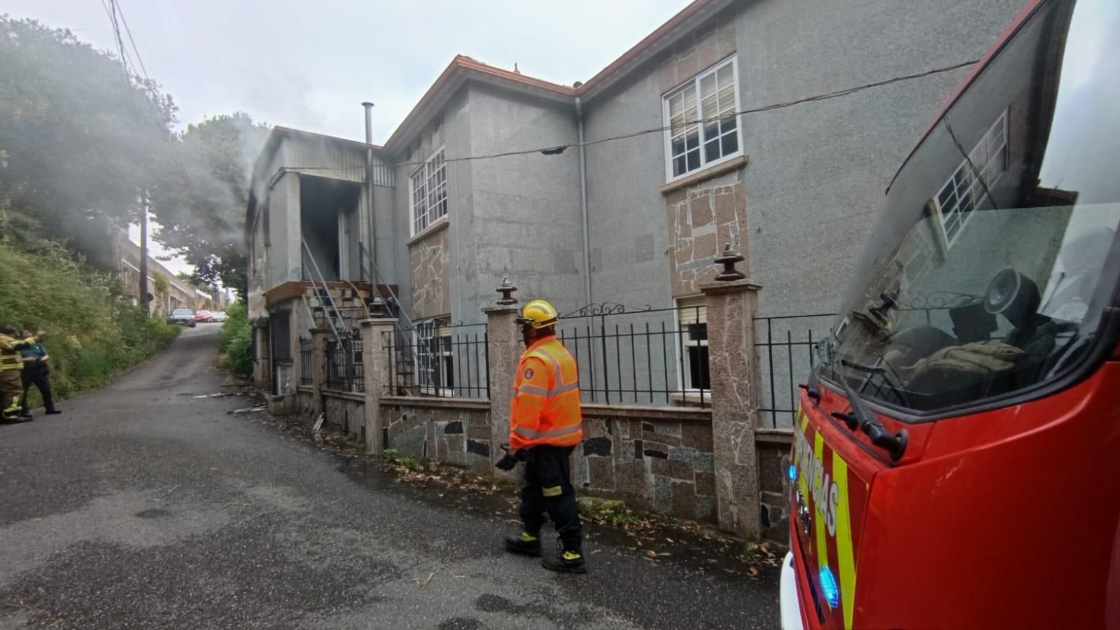 Arde la planta alta de una vivienda en Areamilla en Cangas