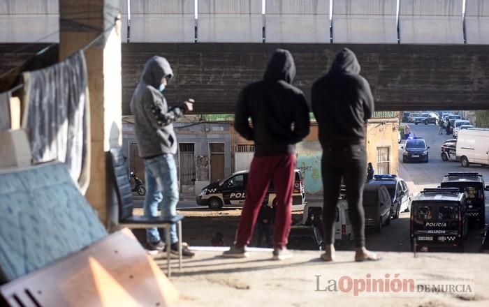 Tensión en San Pío X durante el desalojo de okupas en un edificio abandonado