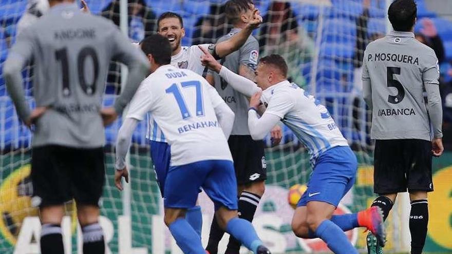 Los jugadores del Málaga festejan el gol de Ontiveros. // Efe