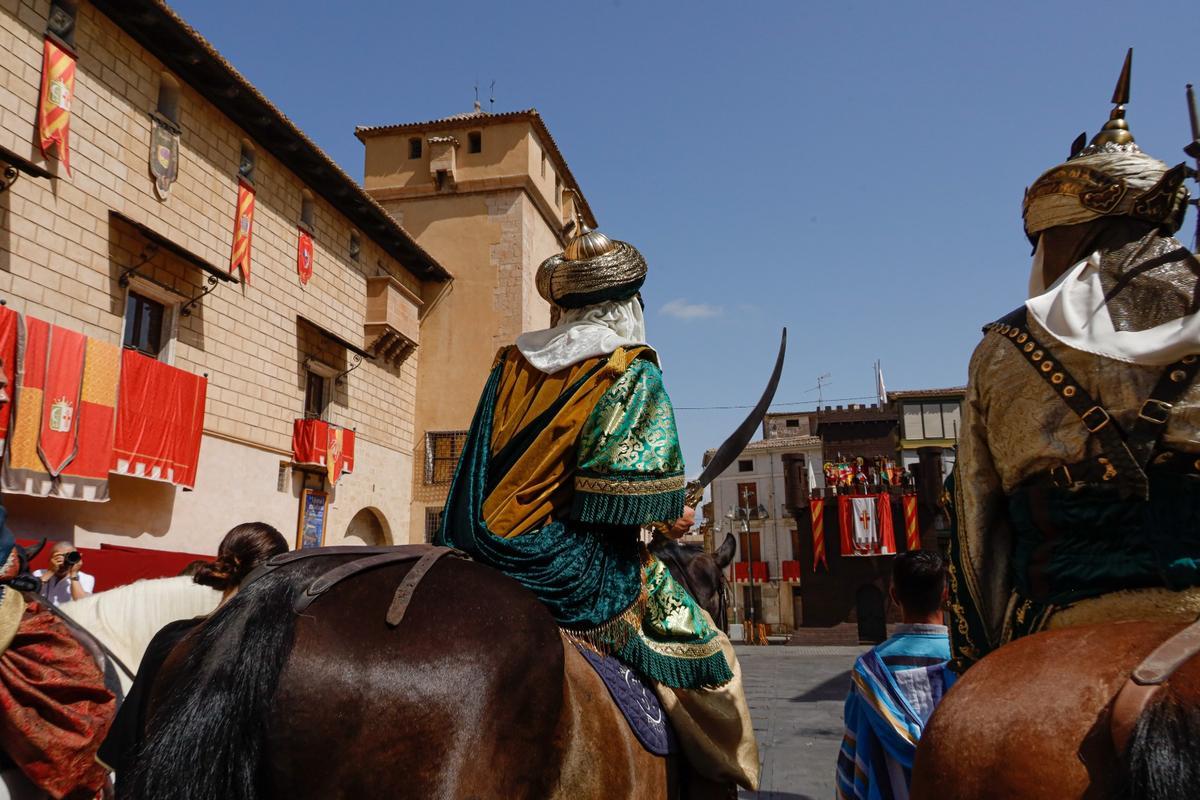 Cocentaina despide sus Moros y Cristianos a golpe de pólvora con las Embajadas y el Alardo