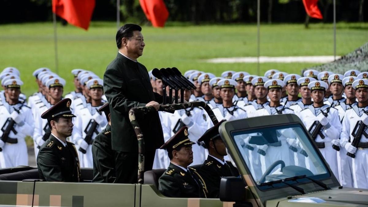 El presidente Xi Jinping pasa revista a las tropas chinas en Hong Kong.