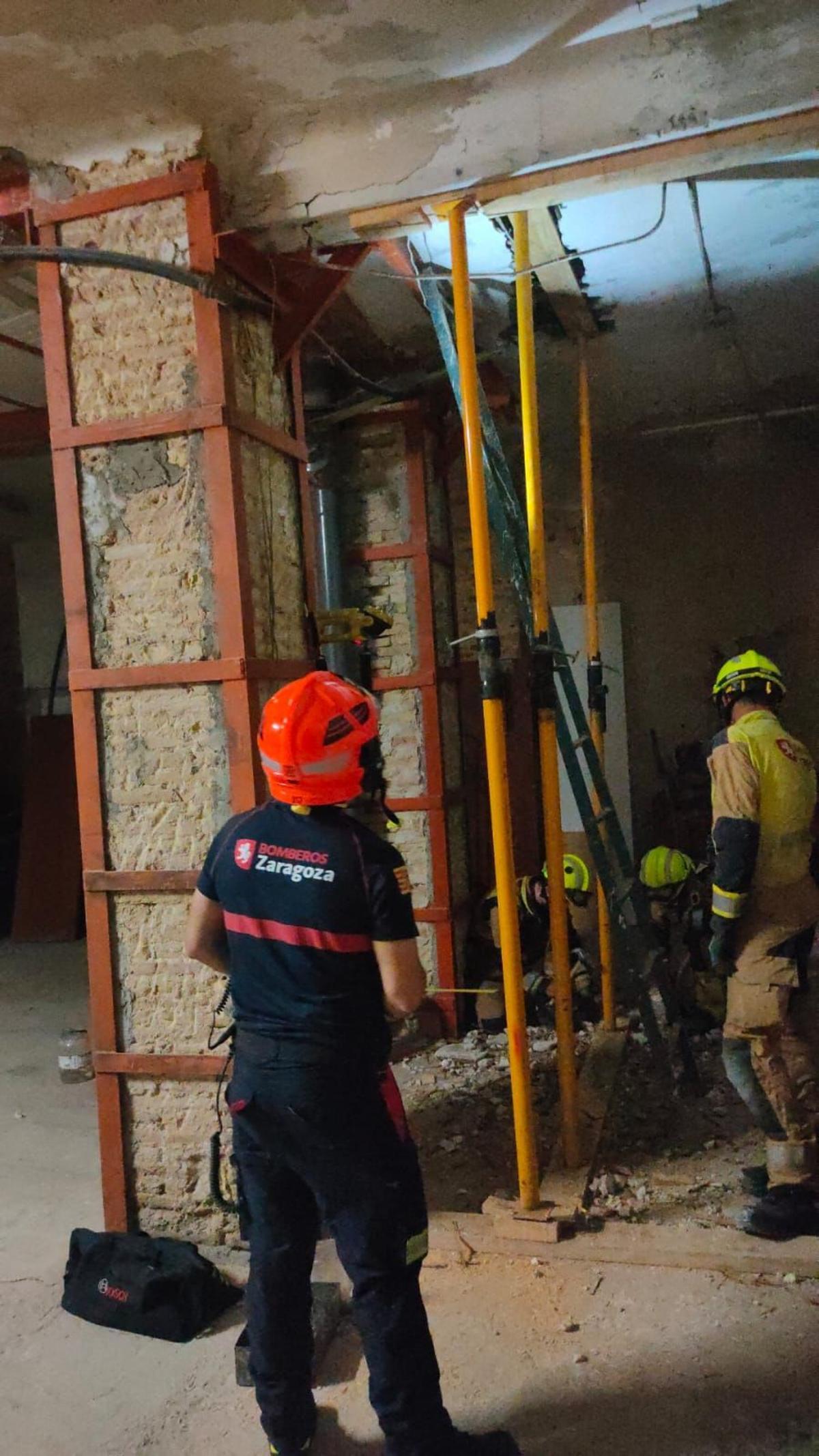 Los bomberos han actuado en el edificio para apuntalar las plantas.