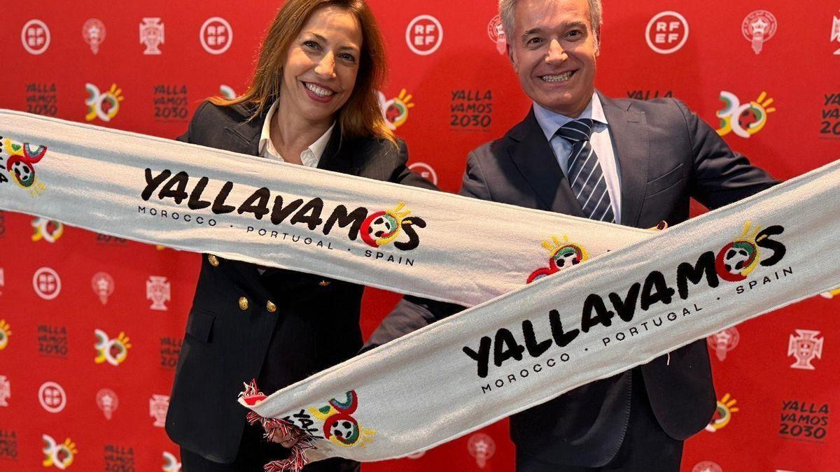 Natalia Chueca y Víctor Serrano, con las bufandas con el logo del Mundial de España, Portugal y Marruecos de 2030.