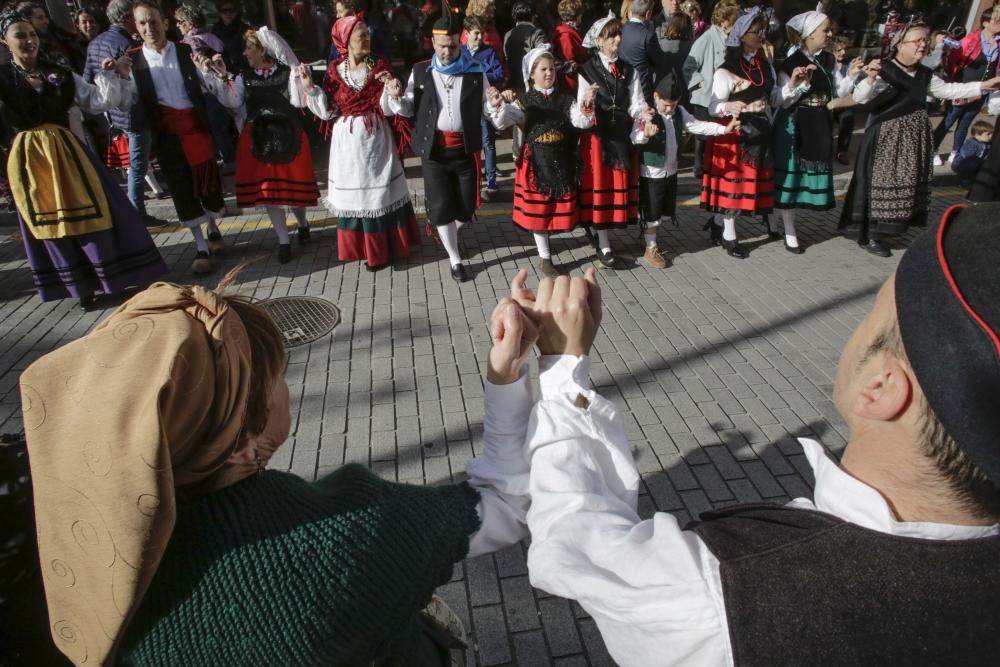 Desfile en Pola de Siero para celebrar los Güevos Pintos