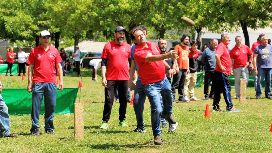 Centenares de personas se reúnen en Monesterio para celebrar el Primero de Mayo con el tradicional juego del mojón