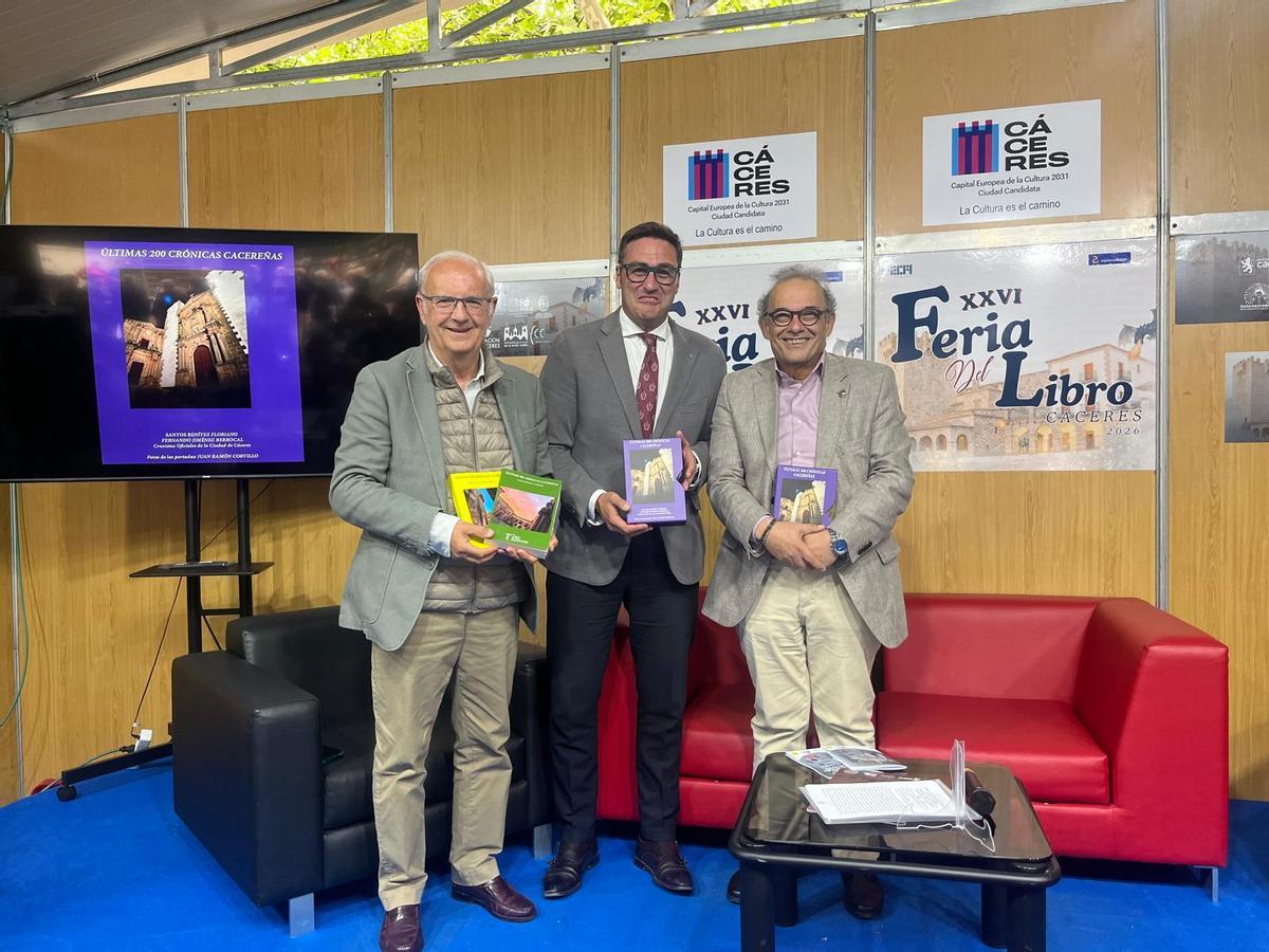 Santos Benítez Floriano y Fernando Jiménez Berrocal, junto al concejal de Cultura, Jorge Suárez.