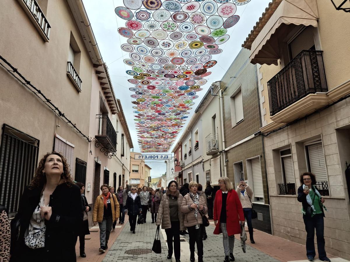 Las mujeres transforman Els Poblets: 1.400 mandalas se entrelazan sobre el Carrer Major (imágenes)