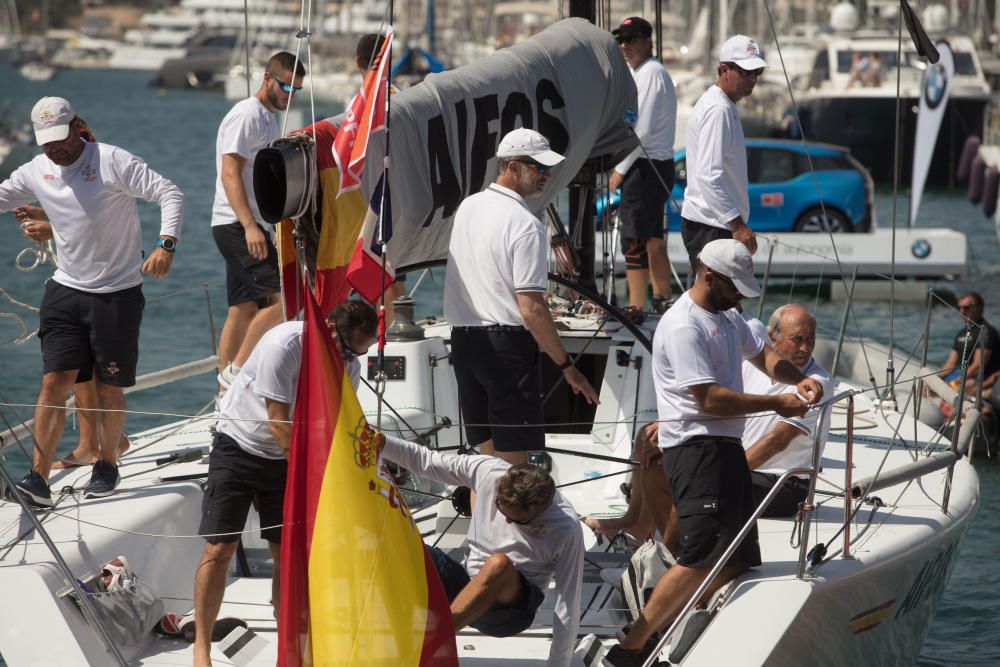 La reina Sofía y la infanta Elena siguen en barco la regata de Felipe VI