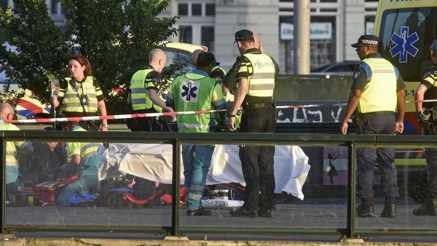 Sanitarios y policías en la zona del atropello.