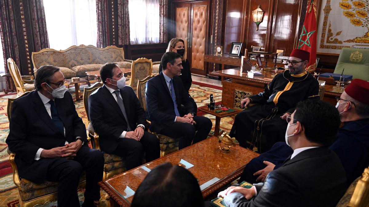 El president del govern espanyol, Pedro Sánchez, acompanyat del ministre d&#039;Exteriors, José Manuel Albares, reunit amb el rei del Marroc, Mohamed VI