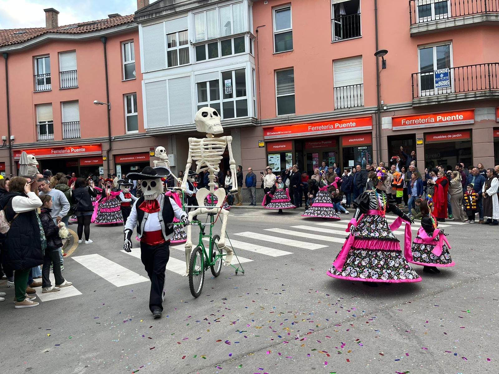 La locura del carnaval llena Posada de Llanes: así fue el multitudinario desfile