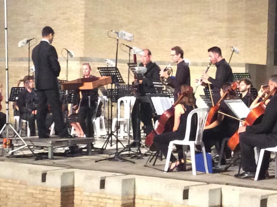 Actuación de l'Orquestra Simfònica de la SMI Santa Cecilia de Cullera.