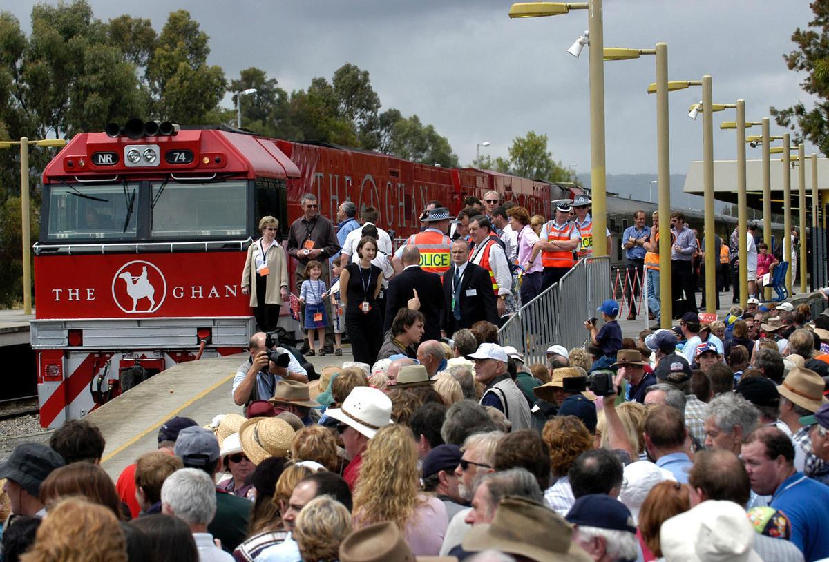 Pasajeros esperan el primer tren de Adelaida a Darwin en la terminal ferroviaria de Keswick en Adelaida, sur de Australia, el 1 de febrero de 2004.