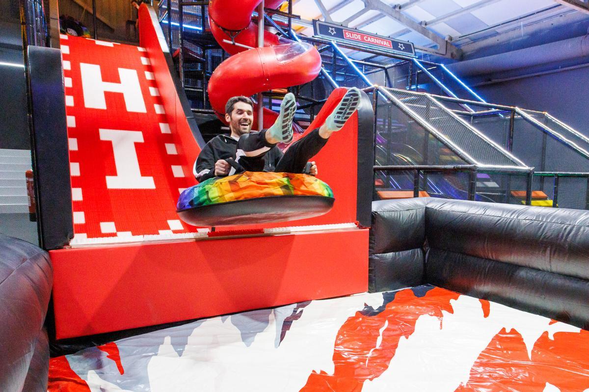 Toboganes, rocódromo, camas elásticas y atracciones del HiJump Park de Terrassa