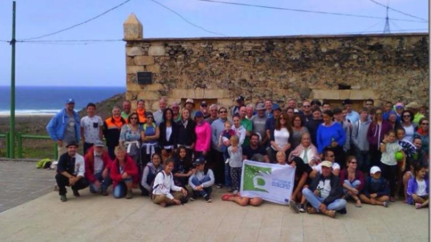 Participantes en la campaña de limpieza de la playa de Cofete.