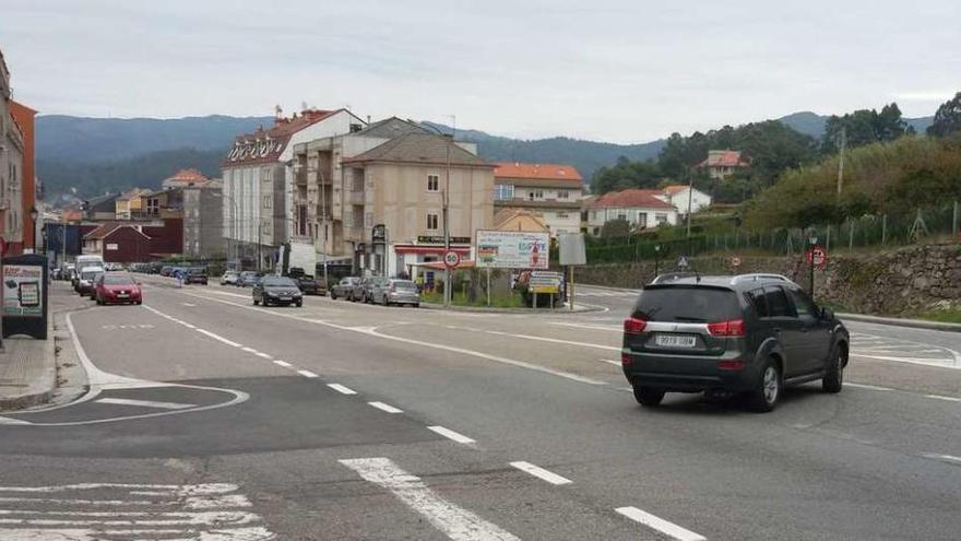 Acceso a Arcade por la carretera N-550, donde se construirán aceras y se demanda una rotonda. // Faro