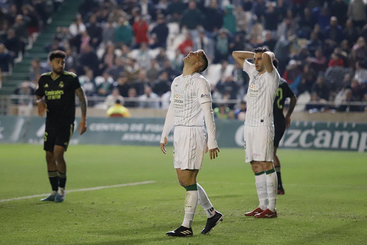 Jugadores del Córdoba CF se lamentan tras una ocasión fallada en su partido ante el Castilla, en El Arcángel.