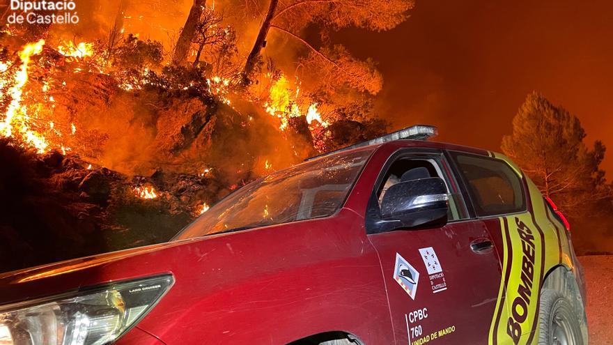 El incendio de Villanueva de Viver afronta momentos críticos por la amenaza del viento