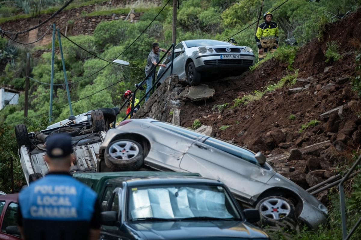 Siete coches afectados al caerse una calle en Valleseco por la borrasca Therese