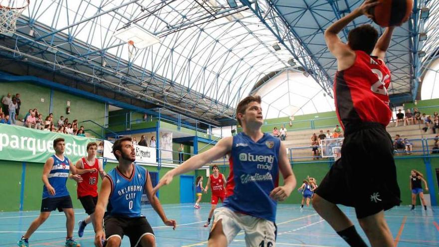 Un jugador pasa el balón durante un partido disputado ayer en el 3x3 de Luanco.