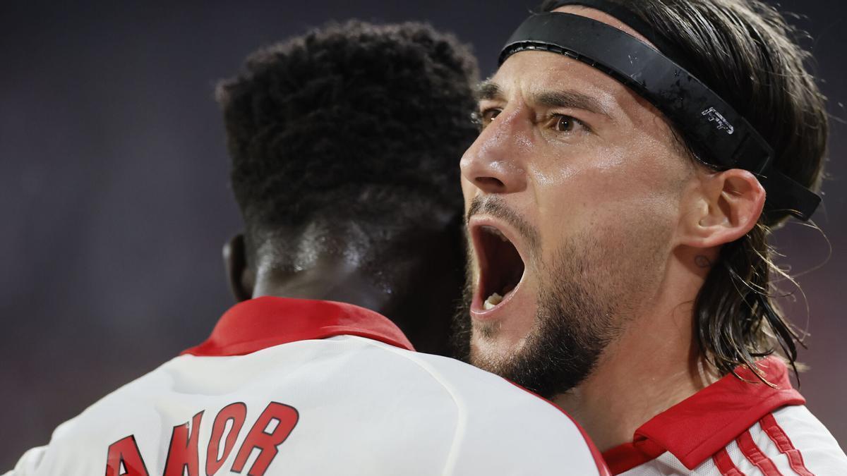 El defensa del Sevilla Nemanja Gudelj (d) celebra con Akor Adams tras marcar el 2-1, durante el partido de LaLiga de fútbol que Sevilla FC y Atlético de Madrid disputan en el estadio Ramón Sánchez-Pizjuán.