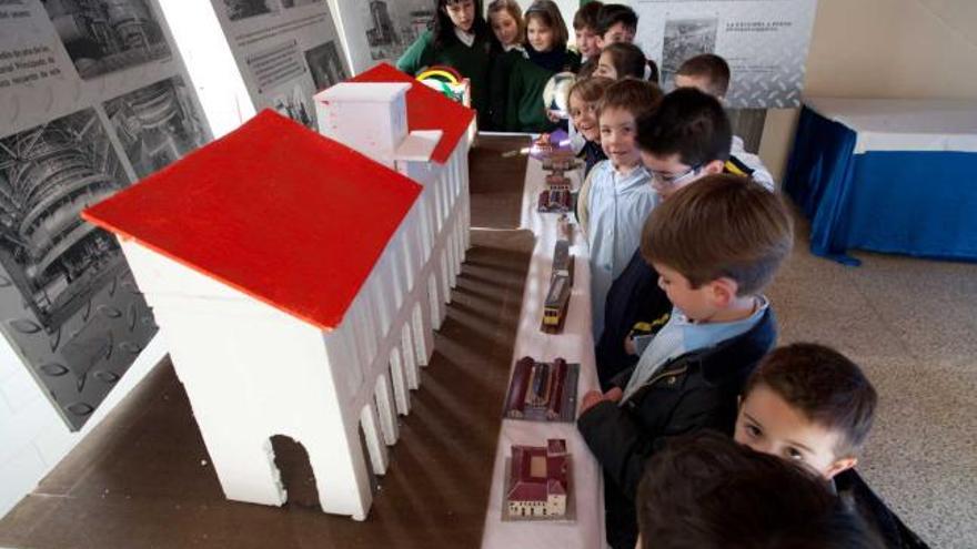 Alumnos del Buen Suceso contemplan una de las exposiciones que presenta la semana cultural del centro.