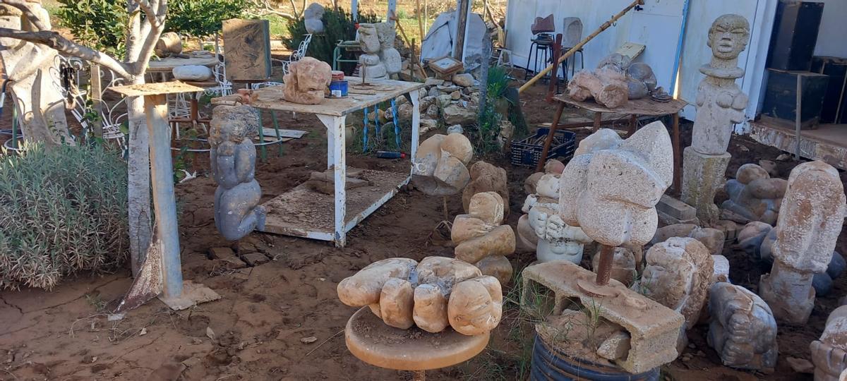 Esculturas en el taller de Antonio Sánchez tras el paso de la dana.