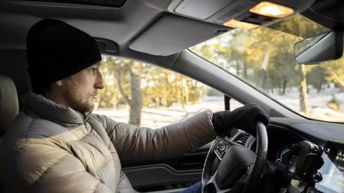 Multa de 200 euros por llevar abrigo al volante: esto dice el Código de Circulación