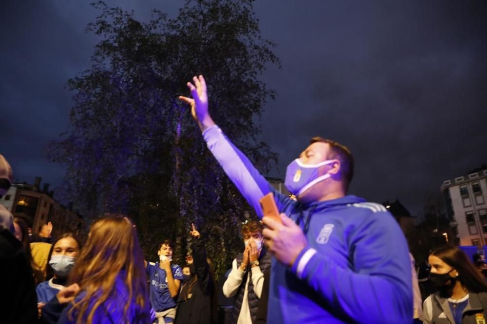 Derbi Real Oviedo - Sporting: Ambiente azul antes del partidazo de Asturias