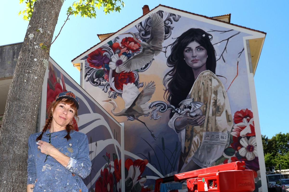 Lula Goce, a punto de terminar el mural “A dona do esteiro”, una alegoría de A Foz do Miñor, en A Ramallosa.
