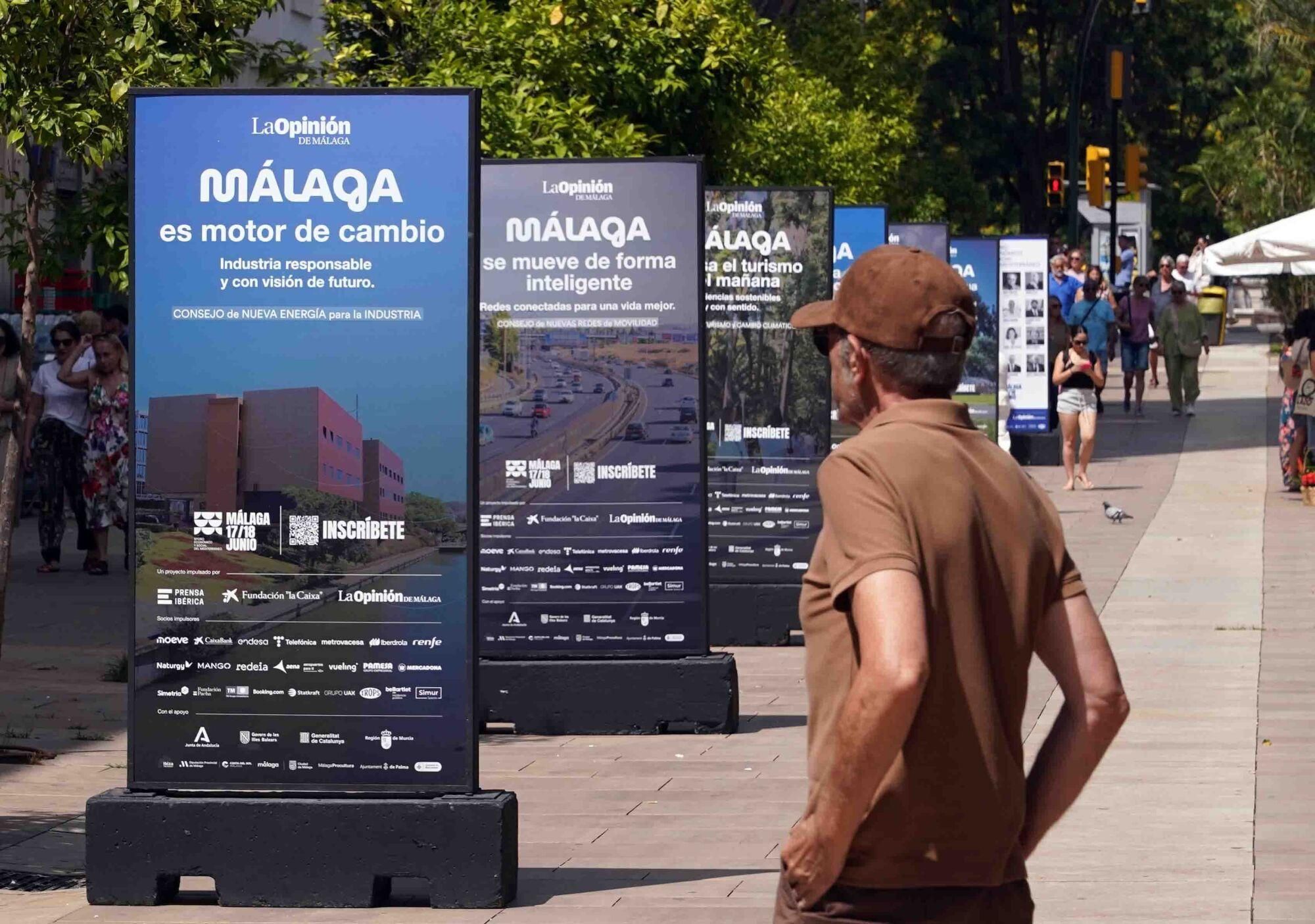 Exposición de mupis del Foro Mediterráneo en la Alameda Principal, del grupo Prensa Ibérica