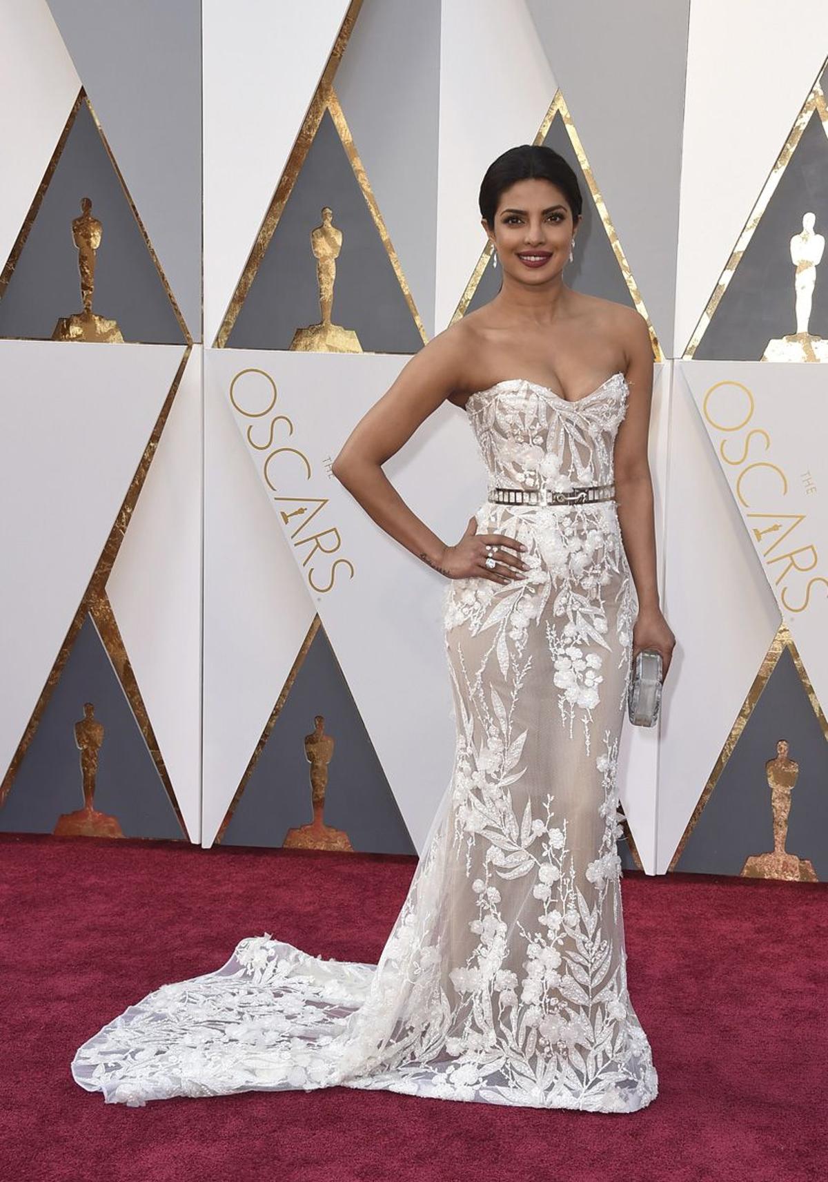 Premios Oscar 2016: Priyanka Chopra con vestido de Zuhair Murad