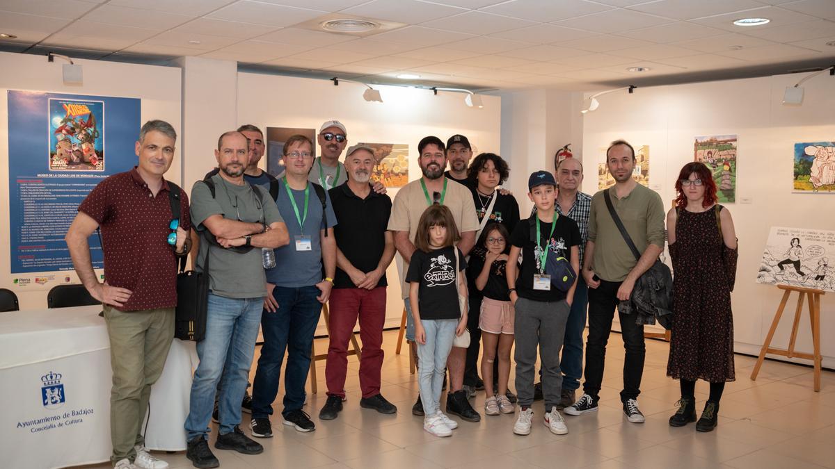 Foto de familia de organizadores y participantes en el Museo de la Ciudad.