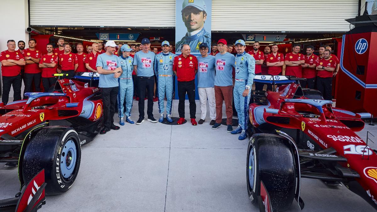 Sainz y Leclerc y el personal de Ferrari, este jueves en el circuito de Miami