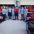 Sainz y Leclerc y el personal de Ferrari, este jueves en el circuito de Miami