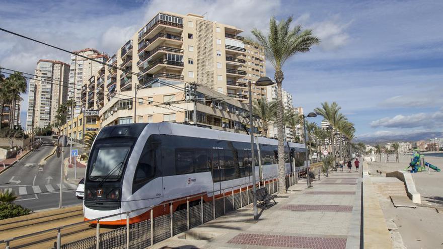 Tranvía circulando junto a la playa Muchavista, en El Campello.